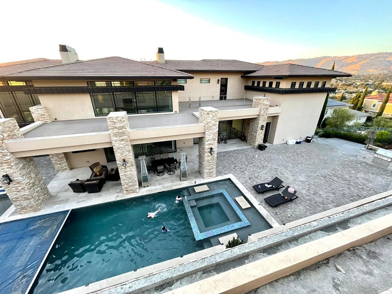 Cậu nhóc ở biệt thự, được đưa đón bằng siêu xe.