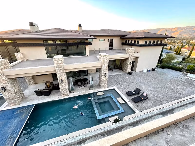 Cậu nhóc ở biệt thự, được đưa đón bằng siêu xe.