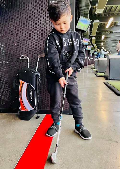 Con trai Đan Trường học đánh golf - môn thể thao dành cho những người giàu có.