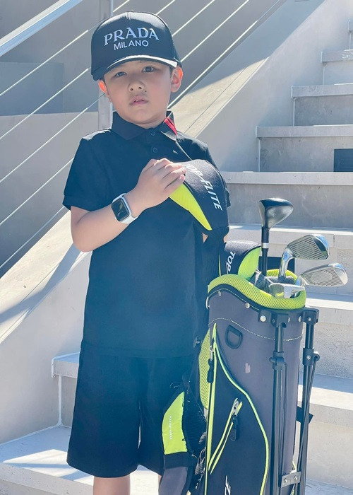 Có mẹ là doanh nhân thành đạt, bố là ca sĩ nổi tiếng, Thiên Từ "ngậm thìa vàng" từ khi mới sinh ra.