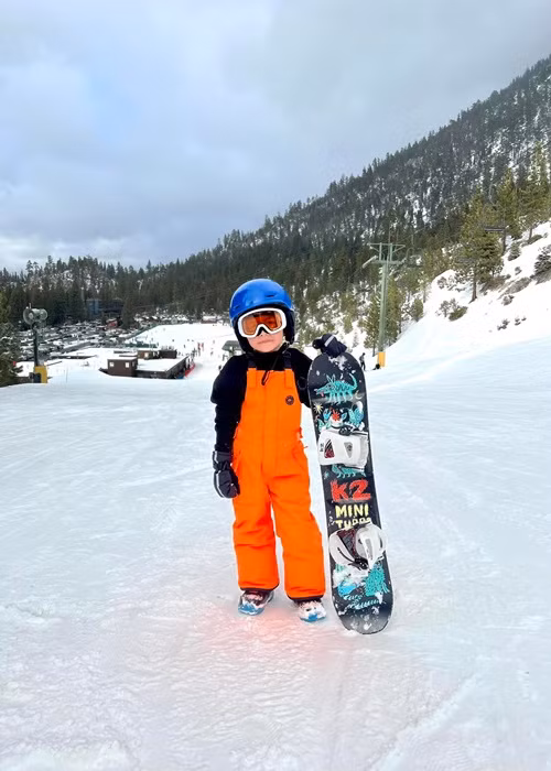 Thiên Từ học trượt tuyết dù còn rất nhỏ.