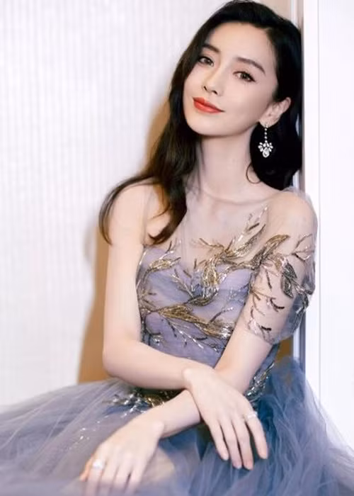 Hậu ly hôn, Angelababy dính tin đồn hò hẹn với đại gia. Tuy nhiên, cô nhanh chóng phủ nhận. Angelababy cho biết, cô không muốn nghĩ tới chuyện tình cảm mà chỉ muốn tập trung cho sự nghiệp và con trai. Ảnh: Dân Trí