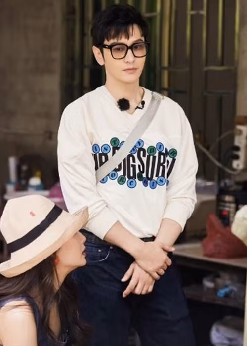 Tài tử ghi hình cho loạt phim như: “A Mạch tòng quân”, “Anh là mùa xuân của em”, “Lý tưởng Trung Quốc”, “Cuộc chiến hoa hồng”, “Sự thật cuối cùng”. Ảnh: Zing