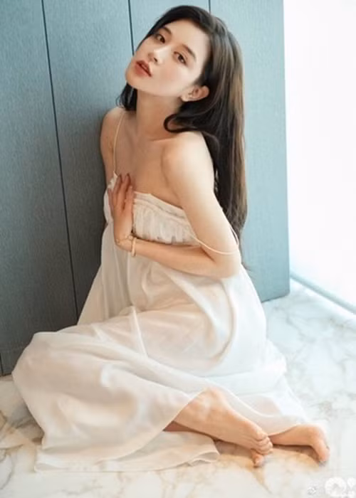 Sau khi ly hôn, Huỳnh Hiểu Minh liên tục vướng nghi vấn có bạn gái mới. Tài tử bị đồn hẹn hò Châu Tử Nhiên. Cô sinh năm 1995, kém Huỳnh Hiểu Minh đến 18 tuổi. Châu Tử Nhiên khá nổi tiếng trên mạng xã hội. Ảnh: Đời sống pháp luật