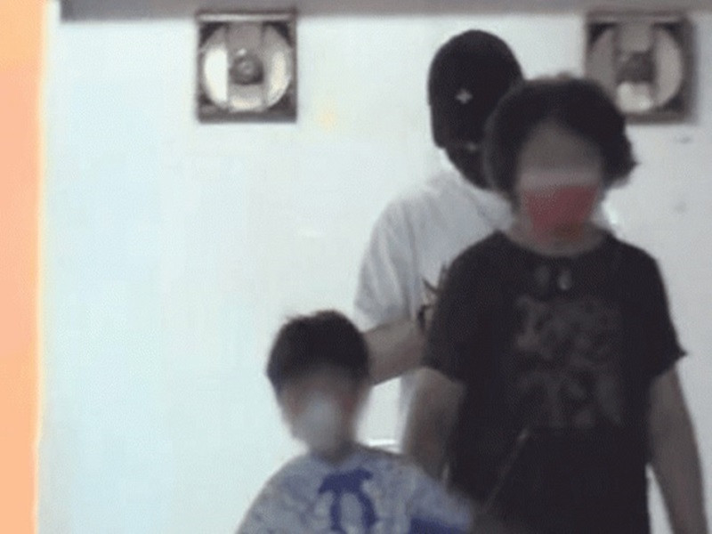 Trong tháng 8 vừa qua, Huỳnh Hiểu Minh bị bắt gặp đưa con gái Tiểu Hải Miên ra ngoài vui chơi cùng mẹ ruột. Ảnh: Người đưa tin