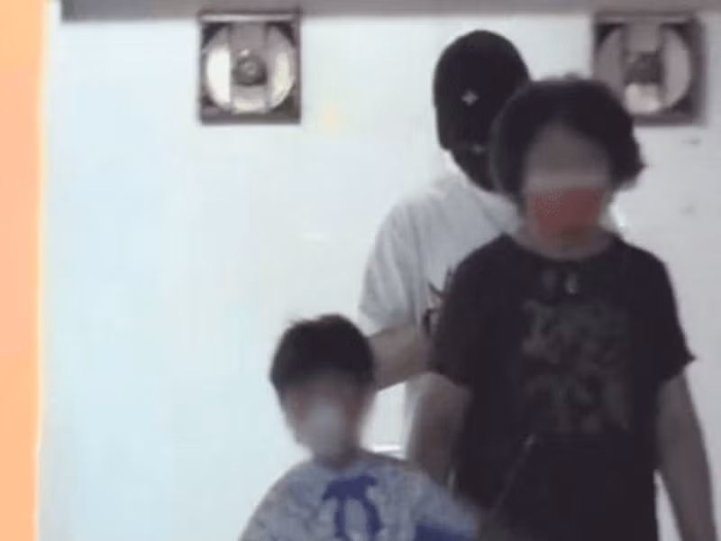 Trong tháng 8 vừa qua, Huỳnh Hiểu Minh bị bắt gặp đưa con gái Tiểu Hải Miên ra ngoài vui chơi cùng mẹ ruột. Ảnh: Người đưa tin