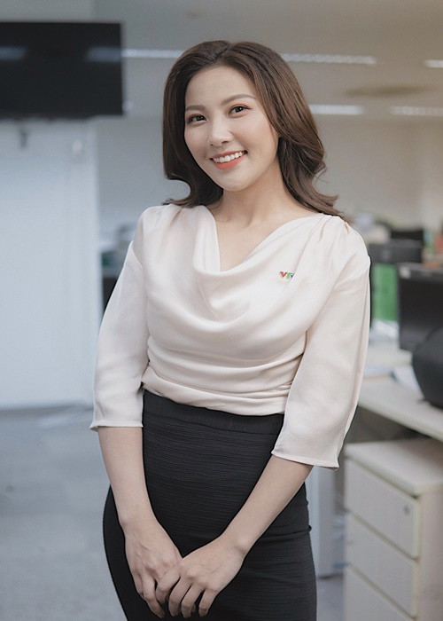 Nữ MC giải thích sau 24 tiếng làm việc xuyên đêm, đưa tin cập nhật kịp thời về bão cho bà con miền Trung và đến khi bão suy yếu đúng như dự báo, cô chỉ muốn chia sẻ một chút niềm vui hoàn thành công việc. Tuy nhiên, trong lúc hưng phấn, cô diễn tả chưa hết ý nên gây ra hiểu lầm trong thời điểm nhạy cảm. Ảnh: Vietnamnet