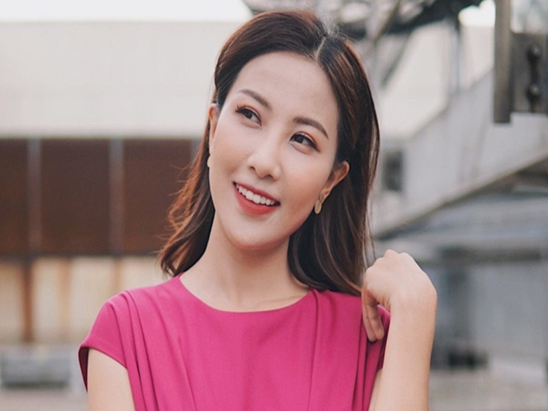 Theo Dân Việt, trong năm cuối đại học, Quỳnh Hoa có cơ hội thu âm cho một tổng đài điện thoại tại trường quay của Trung tâm Truyền hình thời tiết và cảnh báo thiên tai. Ảnh: VTV