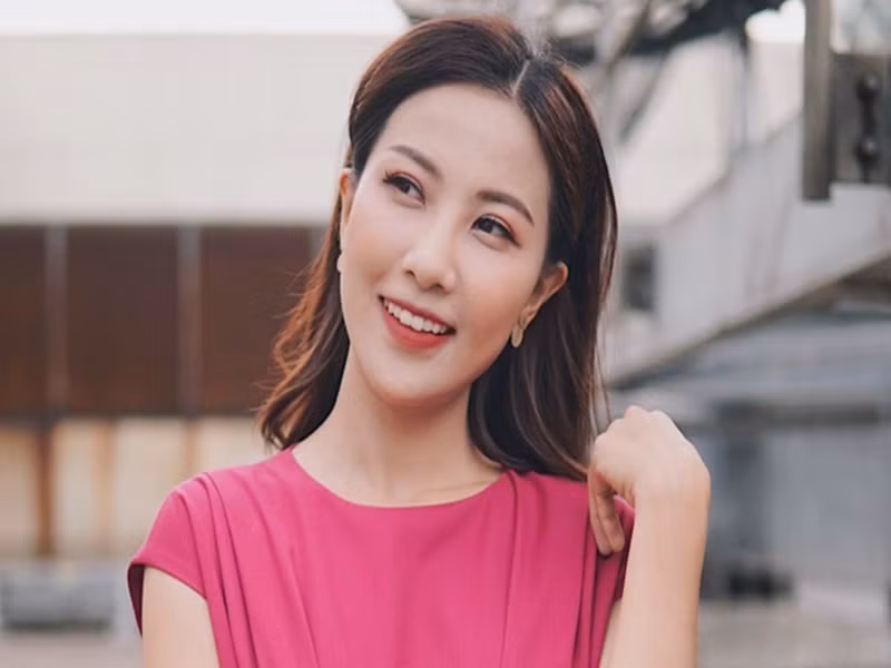 Theo Dân Việt, trong năm cuối đại học, Quỳnh Hoa có cơ hội thu âm cho một tổng đài điện thoại tại trường quay của Trung tâm Truyền hình thời tiết và cảnh báo thiên tai. Ảnh: VTV