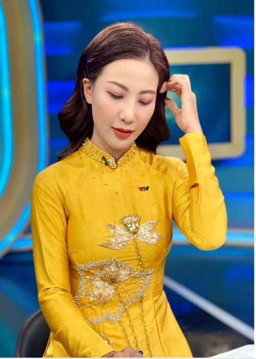 Mới đây, BTV Quỳnh Hoa viết trên trang cá nhân: "24h không ngủ, một đêm thức trắng. Một tiếng một bản tin trực tiếp. Lâu lắm mới được đón một cơn bão ra hồn bão". Bài đăng của cô nhanh chóng gây tranh cãi. Ảnh: Zing