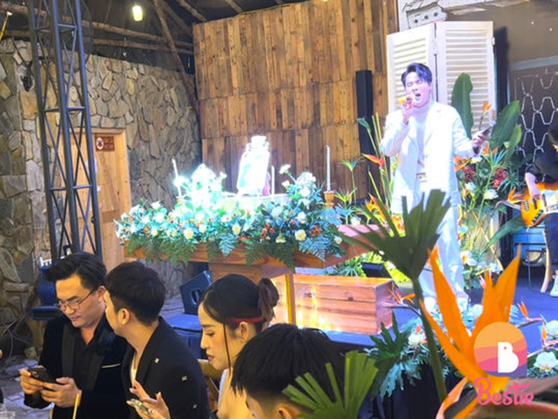 Theo Yan, khi Võ Tấn Phát hát, Đại Nghĩa không mấy quan tâm đến đàn em. Ảnh: Bestie