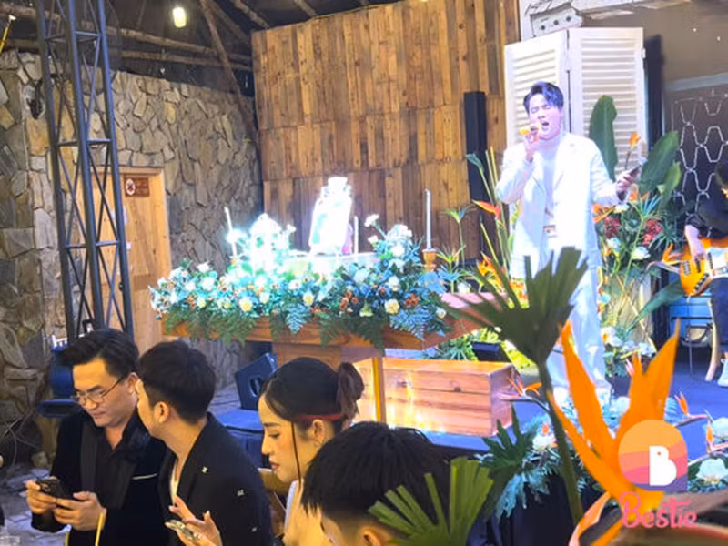 Theo Yan, khi Võ Tấn Phát hát, Đại Nghĩa không mấy quan tâm đến đàn em. Ảnh: Bestie