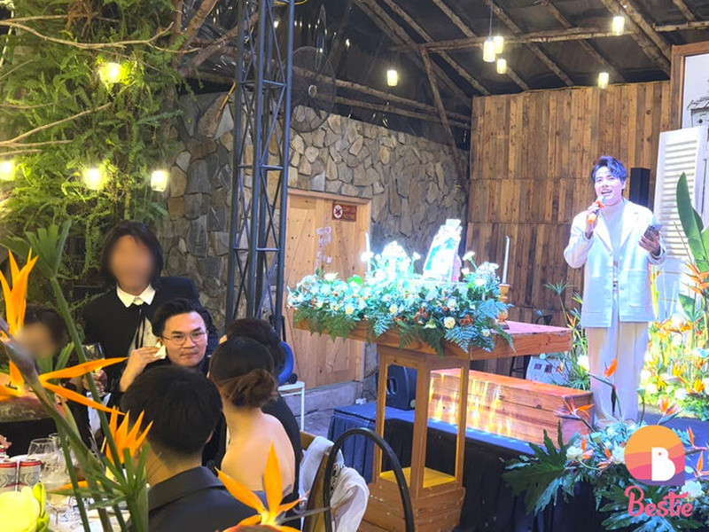  Đại Nghĩa - Võ Tấn Phát (diện đồ trắng) vừa xuất hiện tại tiệc cưới của diễn viên Nguyễn Anh Tú. Ảnh: Bestie