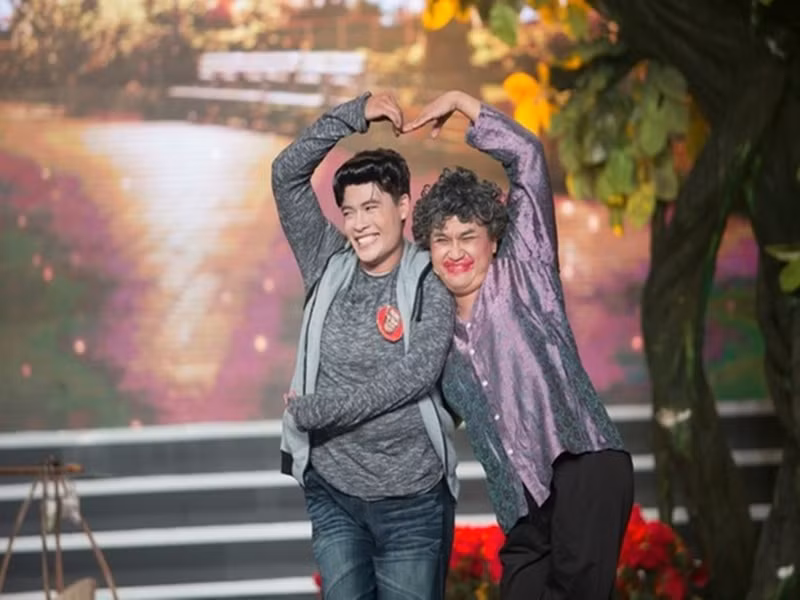 Đại Nghĩa không ít lần hỗ trợ Võ Tấn Phát trong công việc. Ảnh: Dân Việt