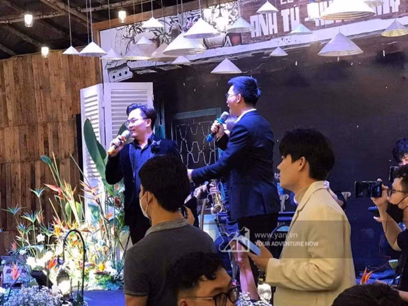 Võ Tấn Phát cũng tỏ ra khá dửng dưng với phần trình diễn của Đại Nghĩa. Ảnh: Yan