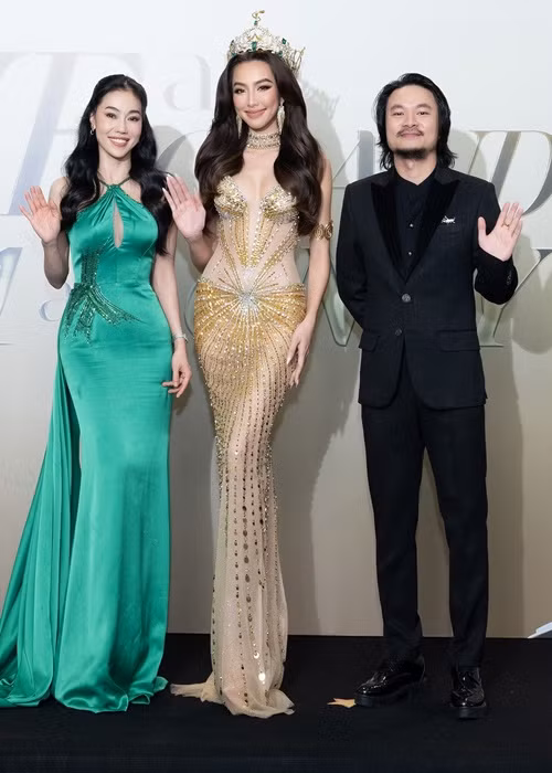 Thùy Tiên rạng rỡ bên đạo diễn Hoàng Nhật Nam, "bà trùm hoa hậu" Phạm Kim Dung. Ảnh: FBNV
