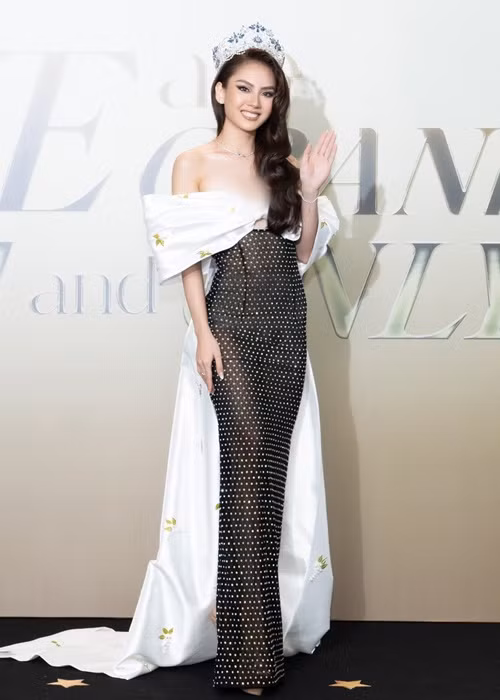 Hoa hậu Mai Phương đội vương miện được đấu giá 3 tỷ. Ảnh: Vietnamnet