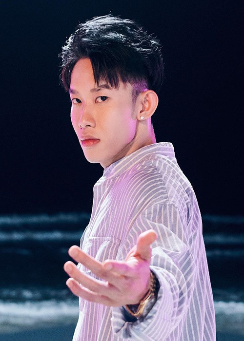 Khi còn gắn bó với Sơn Tùng M-TP, Kay Trần ra mắt MV “Nắm đôi bàn tay". Sản phẩm âm nhạc này không gây được tiếng vang. Ảnh: FBNV