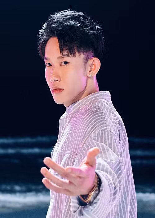 Khi còn gắn bó với Sơn Tùng M-TP, Kay Trần ra mắt MV “Nắm đôi bàn tay". Sản phẩm âm nhạc này không gây được tiếng vang. Ảnh: FBNV