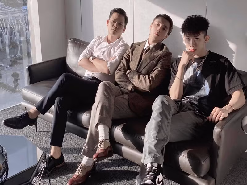 Theo Kay Trần, từ nay, anh có thể tự do thử thách và thể hiện bản thân mình nhiều hơn nữa trong âm nhạc theo cách mà anh mong muốn. Ảnh: FBNV