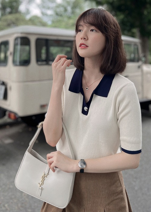 Tháng 11/2021, Hải Tú tái xuất, không ngại lộ diện bên Sơn Tùng M-TP. Sau đó, trên mạng xã hội, cô liên tục chia sẻ các bộ ảnh mới. Vì ồn ào, Hải Tú chưa có thêm hoạt động nghệ thuật nào kể từ MV “Chúng ta của hiện tại”. Ảnh: FBNV