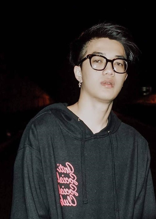 Theo Zing, Onionn bắt đầu hợp tác với Sơn Tùng M-TP từ ca khúc “Chạy ngay đi" phát hành năm 2018. Sau đó, anh đồng hành với nam ca sĩ gốc Thái Bình ở nhiều dự án âm nhạc như “Hãy trao cho anh”, “Có chắc yêu là đây”, “Chúng ta của hiện tại”. Dừng hợp tác với Sơn Tùng M-TP, Onionn thành lập một công ty riêng. Ảnh: Thiếu niên