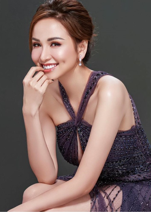 Diễm Hương viết trên trang cá nhân: "Ở một khía cạnh "cổ hủ", tôi thực sự nghĩ phần hô tên bản thân hay quốc gia là thể hiện vừa đủ để toát lên nét đặc biệt riêng của cá thể đại diện đó. Với nhiều biến tấu đa dạng hiện nay, tôi thấy hoa hậu như một sự khó hiểu!". Ảnh: FBNV