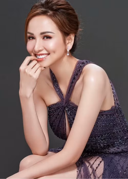 Diễm Hương viết trên trang cá nhân: "Ở một khía cạnh "cổ hủ", tôi thực sự nghĩ phần hô tên bản thân hay quốc gia là thể hiện vừa đủ để toát lên nét đặc biệt riêng của cá thể đại diện đó. Với nhiều biến tấu đa dạng hiện nay, tôi thấy hoa hậu như một sự khó hiểu!". Ảnh: FBNV