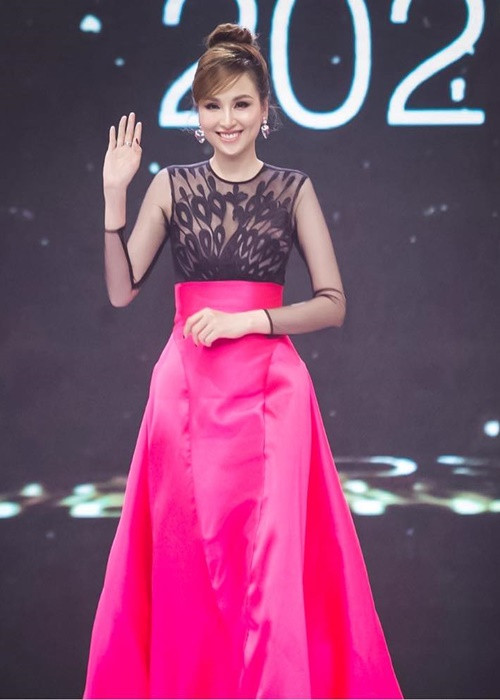 Hoa hậu Diễm Hương cũng tỏ ra không đồng tình với việc thí sinh làm lố khi hô tên. Ảnh: FBNV