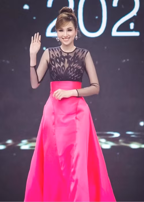 Hoa hậu Diễm Hương cũng tỏ ra không đồng tình với việc thí sinh làm lố khi hô tên. Ảnh: FBNV