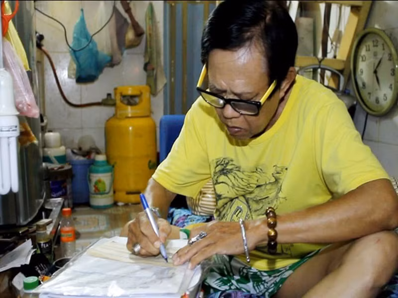 Vào thập niên 50, Vinh Sử viết “Yêu người chung vách” mang đậm bóng hình vợ đầu tiên của ông. Nam nhạc sĩ kể rằng ngày ấy, trong xóm ai cũng nghèo nên chỉ có nhà tranh, thỉnh thoảng ông lại vạch vách nhà mình trộm nhìn sang nhà người đẹp. Nhờ bài hát, ông chinh phục được người vợ đầu tiên. Ảnh: NVCC