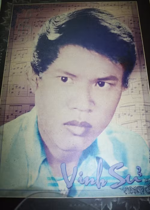 Nhạc sĩ Vinh Sử được mệnh danh là vua nhạc sến bởi hầu hết các sáng tác của ông là những bản bolero thất tình. Các ca khúc nổi tiếng của ông gồm: "Nhẫn cỏ cho em", "Gõ cửa trái tim", "Người phu kéo mo cau", "Hai bàn tay trắng", "Qua ngõ nhà em", "Hai mái nhà tranh", "Không giờ rồi", "Mưa bụi", "Nối lại tình xưa", "Tình đẹp mùa chôm chôm"...Ảnh: NVCC