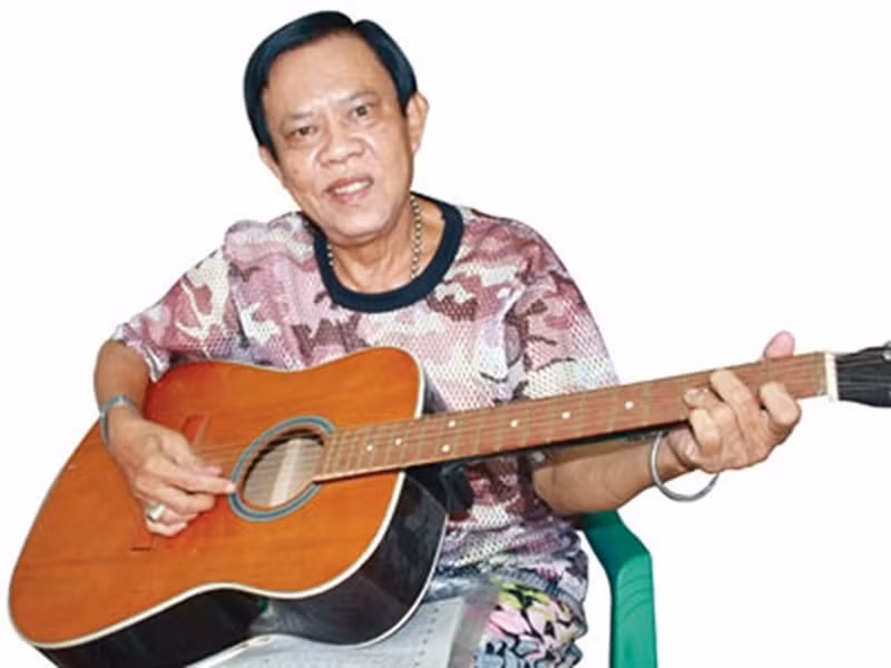 Nhạc sĩ Vinh Sử đam mê âm nhạc từ nhỏ. Năm 15 tuổi, ông bỏ học văn hóa để đến với nghệ thuật. Vừa học nhạc, nam nhạc sĩ vừa mua sách hướng dẫn để học cách sáng tác. Sau một năm học nhạc, Vinh Sử âm thầm tập sáng tác. Ông sử dụng nhiều bút danh như Cô Phượng, Hàn Ni, Diễm Nhi, Đức Vượng. Ảnh: Dân Việt