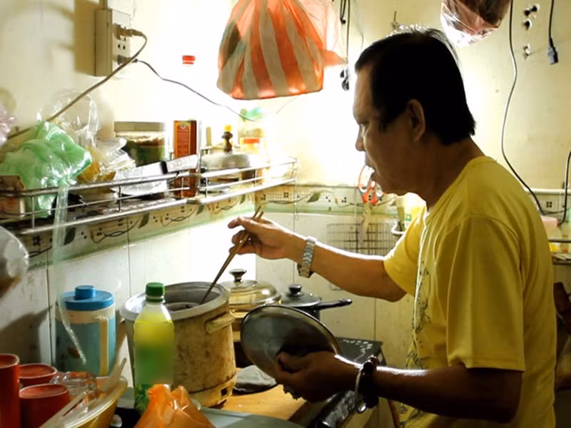 Vào thời kỳ hoàng kim, số tiền tác quyền từ các ca khúc đủ để nhạc sĩ Vinh Sử tậu xe hơi, nhà lầu. Tuy nhiên, ông lại sa đà vào những cuộc ăn chơi ở những nhà hàng sang trọng với chi phí hàng chục lượng vàng mỗi đêm. Về già, Vinh Sử sống trong khó khăn, bệnh tật. Ảnh: NVCC