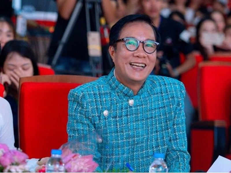 Vợ Trọng Trinh từng tâm sự, nhiều lúc cô thấy chạnh lòng vì chồng quá bận rộn, được mọi người vây quanh. Bù lại, anh rất tâm lý, nhiều chuyến công tác xa đều đưa cô đi theo. Vào những dịp kỷ niệm, ngày lễ, Trọng Trinh thường mua hoa tặng bà xã, thi thoảng đưa phong bì. Ảnh: Dân Trí