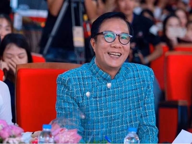 Vợ Trọng Trinh từng tâm sự, nhiều lúc cô thấy chạnh lòng vì chồng quá bận rộn, được mọi người vây quanh. Bù lại, anh rất tâm lý, nhiều chuyến công tác xa đều đưa cô đi theo. Vào những dịp kỷ niệm, ngày lễ, Trọng Trinh thường mua hoa tặng bà xã, thi thoảng đưa phong bì. Ảnh: Dân Trí