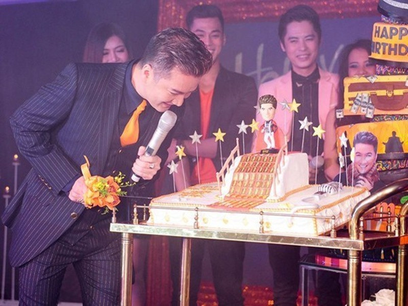 Tháng 10/2014, nam ca sĩ được tặng chiếc bánh dát 100 chỉ vàng in 100 con rồng SJC. Ảnh: Lao động