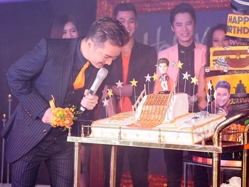 Tháng 10/2014, nam ca sĩ được tặng chiếc bánh dát 100 chỉ vàng in 100 con rồng SJC. Ảnh: Lao động