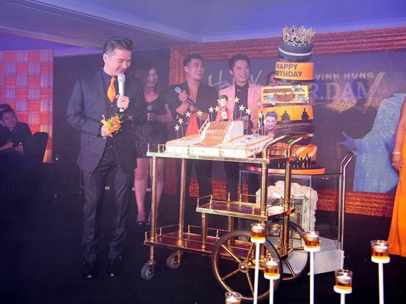 Nam ca sĩ tiết lộ chủ nhân chiếc bánh dát vàng là người đàn ông hơn anh 2 tuổi và có tên bắt đầu bằng chữ H. Ảnh: Đời sống pháp luật