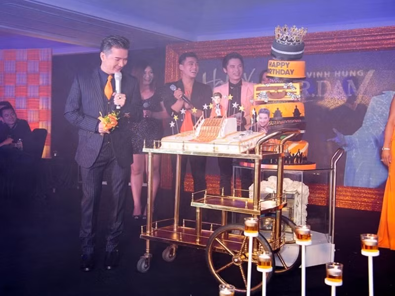 Nam ca sĩ tiết lộ chủ nhân chiếc bánh dát vàng là người đàn ông hơn anh 2 tuổi và có tên bắt đầu bằng chữ H. Ảnh: Đời sống pháp luật