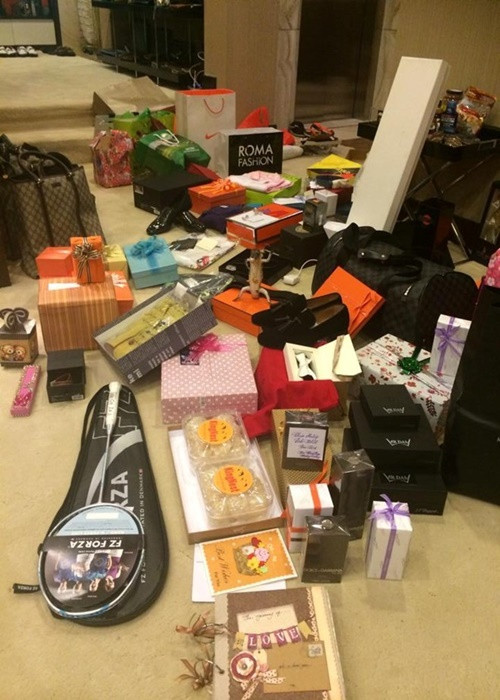 "Ông hoàng nhạc Việt" không quên khoe những món quà từ đồng nghiệp, fan. Ảnh: Zing