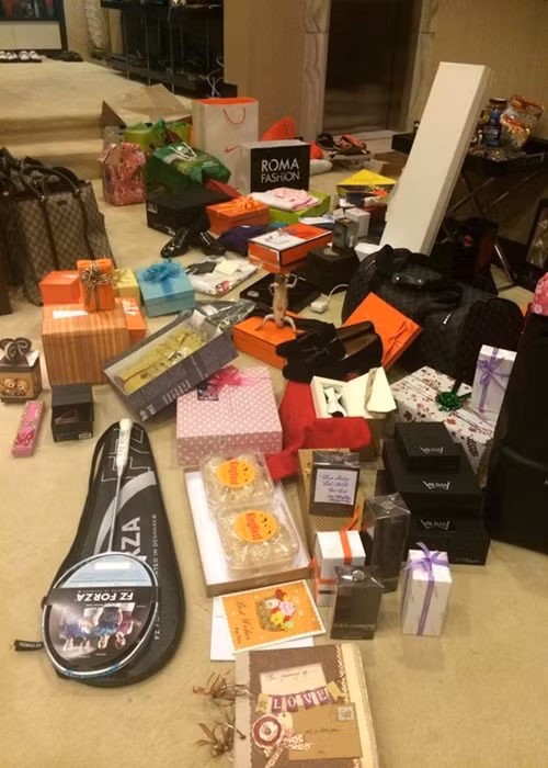 "Ông hoàng nhạc Việt" không quên khoe những món quà từ đồng nghiệp, fan. Ảnh: Zing