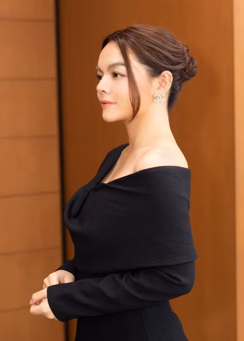 Phạm Quỳnh Anh nói thêm: "Nếu chiêu trò, nghệ sĩ chúng tôi sẽ làm những điều kinh khủng hơn chứ không ai chiêu trò ở vài giọt nước mắt. Tôi muốn nhắn gửi tới khán giả hãy nhìn mọi thứ xung quanh mình một cách dễ chịu hơn. Là con người với nhau, khi gặp một biến cố hay chuyện gì đó trong cuộc sống, các bạn cũng phải biết rung động chứ. Khi đấy, ai sẽ là người phán xét các bạn? Nghệ sĩ chúng tôi đa sầu đa cảm thì lại càng dễ khóc hơn". Ảnh: FBNV