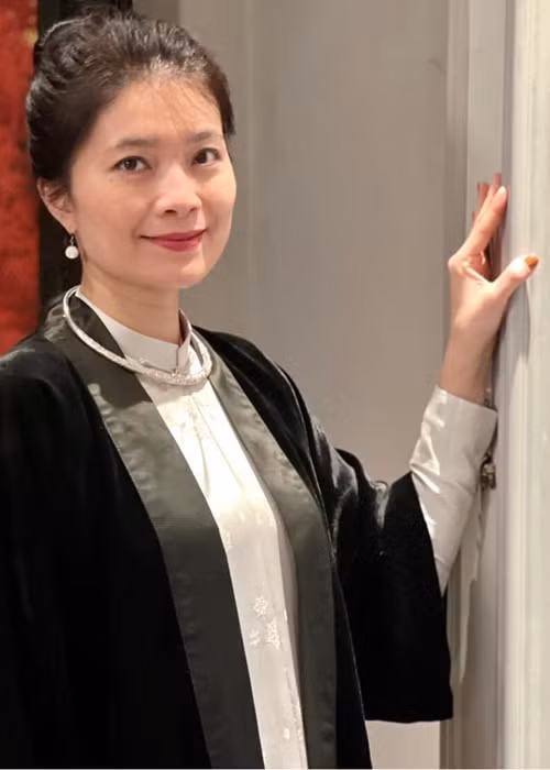 Cựu BTV Diệp Anh để lại bình luận: “Khóc là một cảm xúc tự nhiên. Khi sự rung động và thấu cảm chạm tới trái tim thì sẽ biến thành những giọt nước mắt. Vui cũng sẽ khóc, buồn cũng khóc, đôi khi không phải vui cũng chẳng buồn vẫn khóc. Cảm xúc đến và không cần kìm nén, quá tốt với một người làm nghệ thuật, chúc mừng em, rất dễ cảm được cái tâm của Trấn Thành”. Ảnh: FBNV