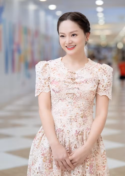 Mới đây, khi Trấn Thành lên tiếng về biệt danh Thành Cry, một số sao Việt lên tiếng động viên nam danh hài. Diễn viên Lan Phương viết: “Sự nhạy cảm này vô cùng quan trọng với người nghệ sĩ, không phải ai cũng có được sự nhạy cảm và sự đồng cảm sâu sắc với những người xung quanh như bạn. Phương không có nhiều cơ hội làm việc cùng Thành nhưng qua vài lần làm việc Phương cũng cảm nhận được trái tim giàu cảm xúc của bạn, nhất là với đồng nghiệp. Bạn luôn muốn điều tốt nhất đến cho đồng nghiệp, bạn bè của mình. Phương trân trọng điều đó vô cùng. Cứ là bạn thôi Thành nhé”.