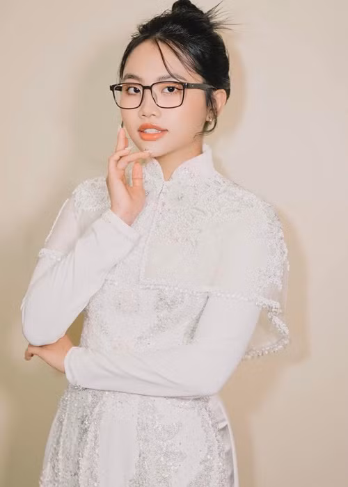 Lâm Khánh Chi viết: "Hãy sống thật với cảm xúc của mình". Phương Mỹ Chi để lại bình luận: "Thương chú Xìn". Ảnh: FBNV