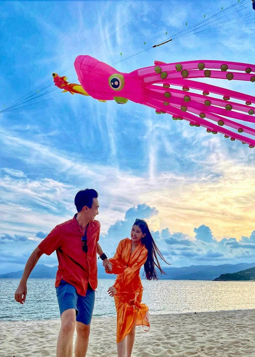 Ngân Anh vui vẻ cùng chồng sắp cưới tận hưởng kỳ nghỉ ở Quy Nhơn cách đây không lâu.