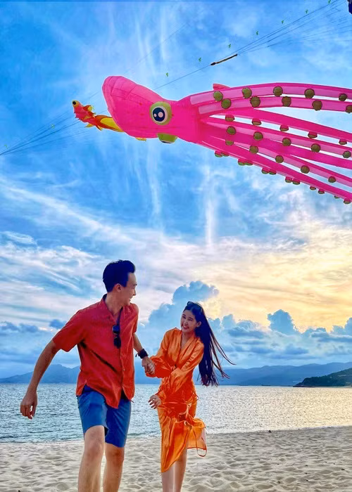 Ngân Anh vui vẻ cùng chồng sắp cưới tận hưởng kỳ nghỉ ở Quy Nhơn cách đây không lâu.