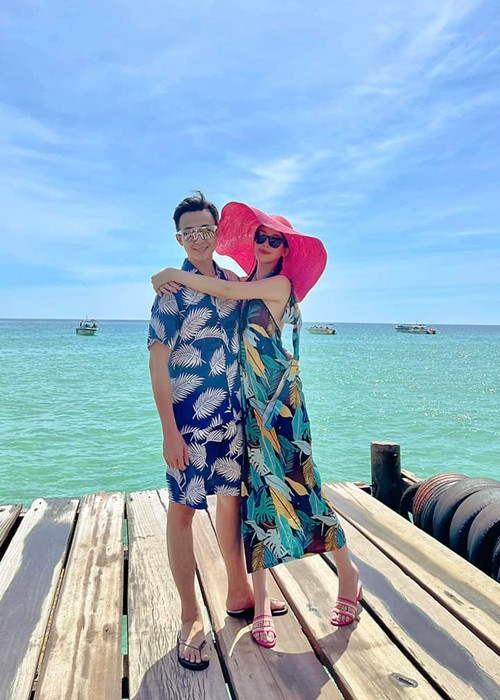 Ngân Anh được lòng gia đình chồng sắp cưới. Cô từng thoải mái tương tác với chị dâu tương lai, xuất hiện trong buổi gặp mặt gia đình Tô Ny.