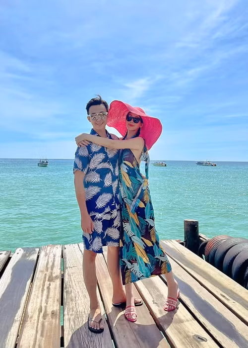 Ngân Anh được lòng gia đình chồng sắp cưới. Cô từng thoải mái tương tác với chị dâu tương lai, xuất hiện trong buổi gặp mặt gia đình Tô Ny.